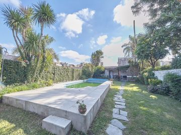 CASA TIPO CHALET, 4 AMBIENTES,CON PILETA Y QUINCHO