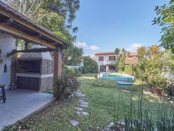 CASA TIPO CHALET, 4 AMBIENTES,CON PILETA Y QUINCHO