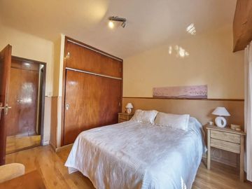 CASA TIPO CHALET, 4 AMBIENTES,CON PILETA Y QUINCHO