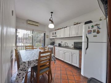 CASA TIPO CHALET, 4 AMBIENTES,CON PILETA Y QUINCHO