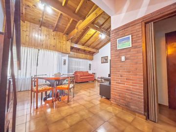 CASA TIPO CHALET, 4 AMBIENTES,CON PILETA Y QUINCHO