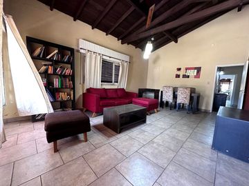 CASA DE 4 AMBIENTES EN VENTA CASEROS CON PISCINA