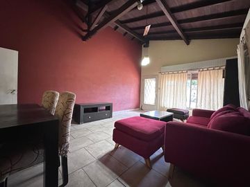 CASA DE 4 AMBIENTES EN VENTA CASEROS CON PISCINA