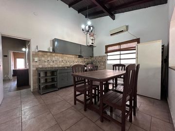 CASA DE 4 AMBIENTES EN VENTA CASEROS CON PISCINA