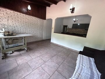 CASA DE 4 AMBIENTES EN VENTA CASEROS CON PISCINA