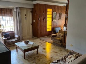 CASA VENTA 5 AMB CASTELAR APTA CREDITO LOTE 643 MT