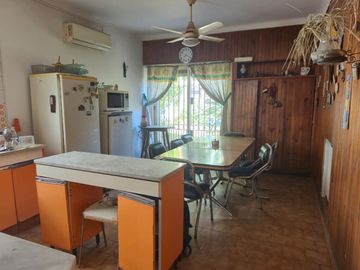 CASA VENTA 5 AMB CASTELAR APTA CREDITO LOTE 643 MT