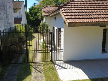 CASA VENTA 5 AMB CASTELAR APTA CREDITO LOTE 643 MT