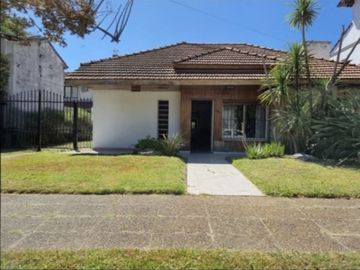 CASA VENTA 5 AMB CASTELAR APTA CREDITO LOTE 643 MT