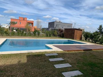 Venta Casa 5 amb pileta B. Santa Rita Canning