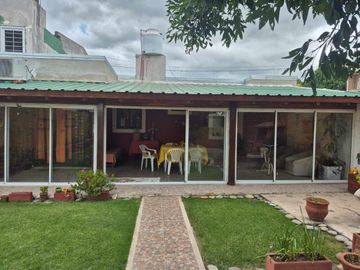 REMAX VENDE CASA 4 DORM. Bº MATIENZO GRAN PATIO
