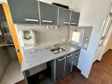 OFICINA MONOAMBIENTE EN VENTA LA PLATA CON PRIVADO