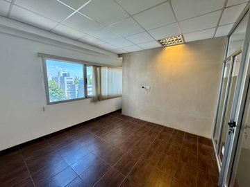 OFICINA MONOAMBIENTE EN VENTA LA PLATA CON PRIVADO