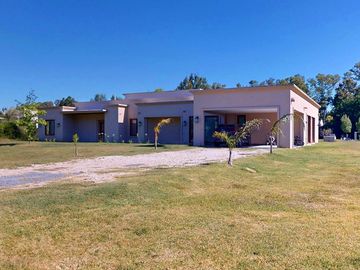 CASA EN VENTA CAMPO DE ROCA 1 CON 5 DORMITORIOS