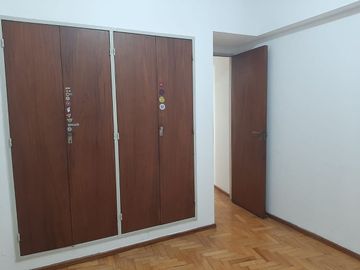 Alquiler tres ambientes al frente con balcón