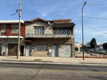 CASA PARA 2 FAMILIAS EN VENTA LANUS COCHERA JARDIN