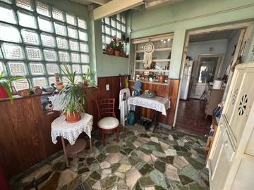 CASA PARA 2 FAMILIAS EN VENTA LANUS COCHERA JARDIN