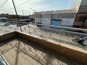 CASA PARA 2 FAMILIAS EN VENTA LANUS COCHERA JARDIN