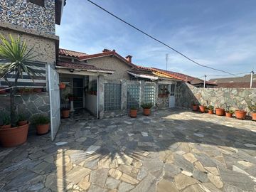 CASA PARA 2 FAMILIAS EN VENTA LANUS COCHERA JARDIN