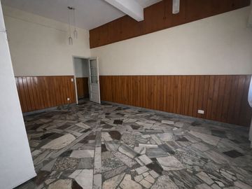 CASA PARA 2 FAMILIAS EN VENTA LANUS COCHERA JARDIN
