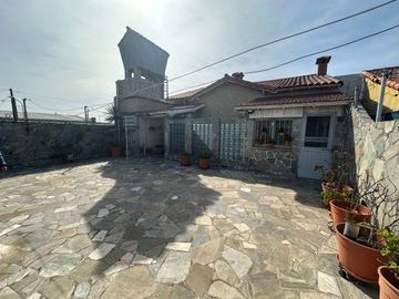 CASA PARA 2 FAMILIAS EN VENTA LANUS COCHERA JARDIN
