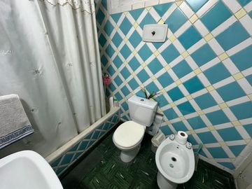 CASA PARA 2 FAMILIAS EN VENTA LANUS COCHERA JARDIN