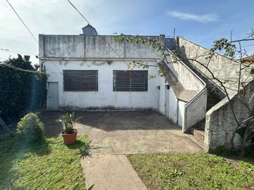 CASA PARA 2 FAMILIAS EN VENTA LANUS COCHERA JARDIN