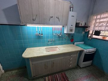 CASA PARA 2 FAMILIAS EN VENTA LANUS COCHERA JARDIN