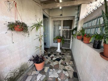 CASA PARA 2 FAMILIAS EN VENTA LANUS COCHERA JARDIN