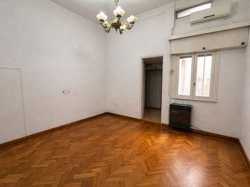 CASA PARA 2 FAMILIAS EN VENTA LANUS COCHERA JARDIN