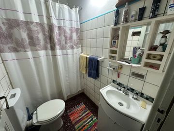 CASA PARA 2 FAMILIAS EN VENTA LANUS COCHERA JARDIN