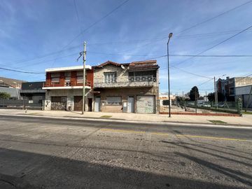 CASA PARA 2 FAMILIAS EN VENTA LANUS COCHERA JARDIN