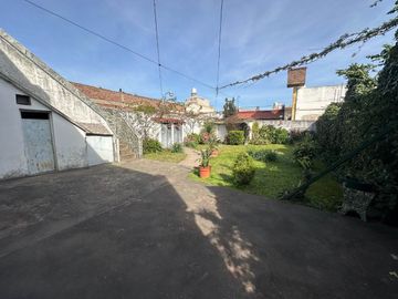 CASA PARA 2 FAMILIAS EN VENTA LANUS COCHERA JARDIN