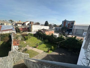 CASA PARA 2 FAMILIAS EN VENTA LANUS COCHERA JARDIN