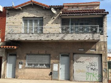 CASA PARA 2 FAMILIAS EN VENTA LANUS COCHERA JARDIN