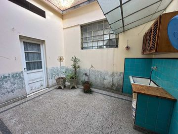 CASA PARA 2 FAMILIAS EN VENTA LANUS COCHERA JARDIN