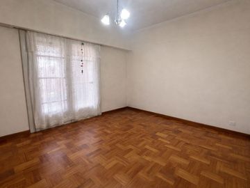 CASA PARA 2 FAMILIAS EN VENTA LANUS COCHERA JARDIN