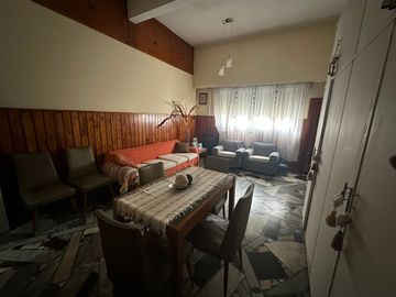 CASA PARA 2 FAMILIAS EN VENTA LANUS COCHERA JARDIN