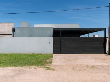 CASA EN VENTA CITY BELL 3 DORMITORIO PARQUE PILETA