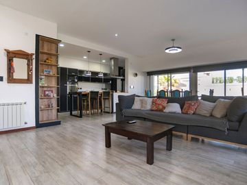 CASA EN VENTA CITY BELL 3 DORMITORIO PARQUE PILETA