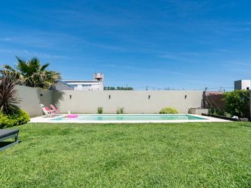 CASA EN VENTA CITY BELL 3 DORMITORIO PARQUE PILETA