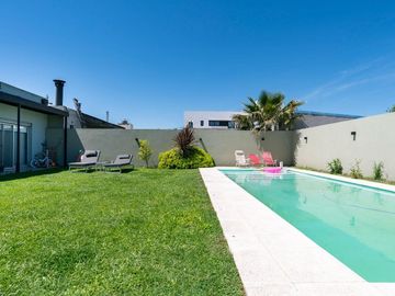 CASA EN VENTA CITY BELL 3 DORMITORIO PARQUE PILETA