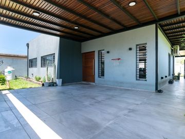 CASA EN VENTA CITY BELL 3 DORMITORIO PARQUE PILETA