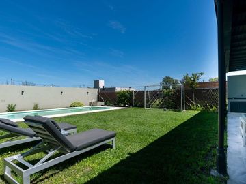 CASA EN VENTA CITY BELL 3 DORMITORIO PARQUE PILETA