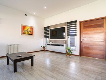 CASA EN VENTA CITY BELL 3 DORMITORIO PARQUE PILETA