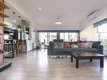 CASA EN VENTA CITY BELL 3 DORMITORIO PARQUE PILETA