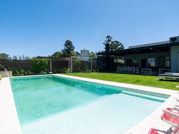 CASA EN VENTA CITY BELL 3 DORMITORIO PARQUE PILETA