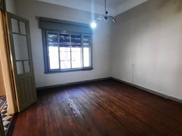 OPORT: CASA DE 315 M2 A RECICLAR 100%