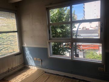 Consultorio-oficina en alquiler a mts Est. Lanús E