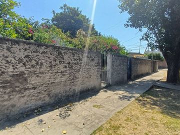GRAN LOTE EN ESQ CON CONSTRUCCION A REFACCIONAR